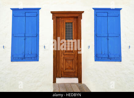 hölzerne Tür und Fenster bei Hydra Insel Griechenland Stockfoto