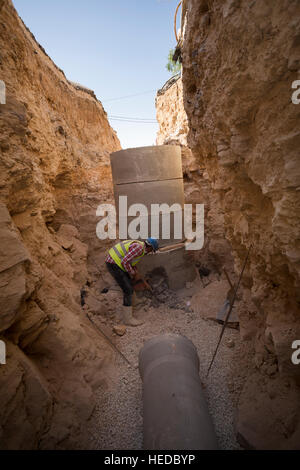 Unterstützung von Arbeitnehmern in den städtischen Wasserlinie Bau in Zarqa, Jordanien. Stockfoto