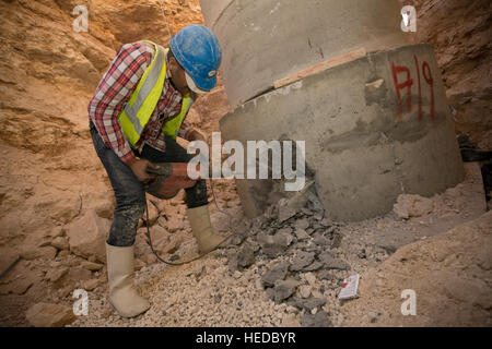 Unterstützung von Arbeitnehmern in den städtischen Wasserlinie Bau in Zarqa, Jordanien. Stockfoto