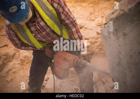 Unterstützung von Arbeitnehmern in den städtischen Wasserlinie Bau in Zarqa, Jordanien. Stockfoto