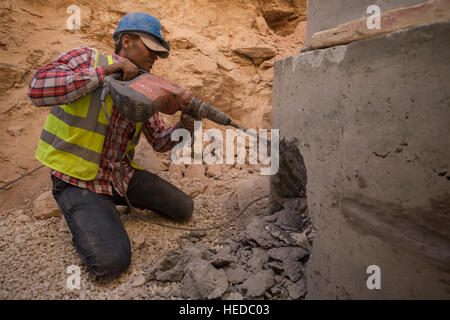 Unterstützung von Arbeitnehmern in den städtischen Wasserlinie Bau in Zarqa, Jordanien. Stockfoto