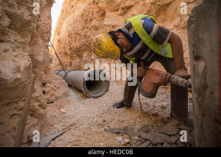 Unterstützung von Arbeitnehmern in den städtischen Wasserlinie Bau in Zarqa, Jordanien. Stockfoto