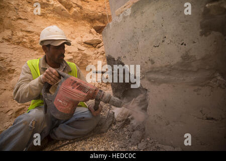 Unterstützung von Arbeitnehmern in den städtischen Wasserlinie Bau in Zarqa, Jordanien. Stockfoto