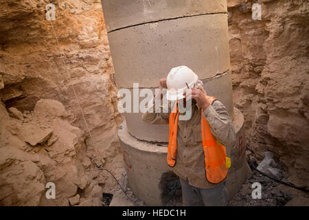 Städtischen Wasserlinie Bau in Zarqa, Jordanien. Stockfoto