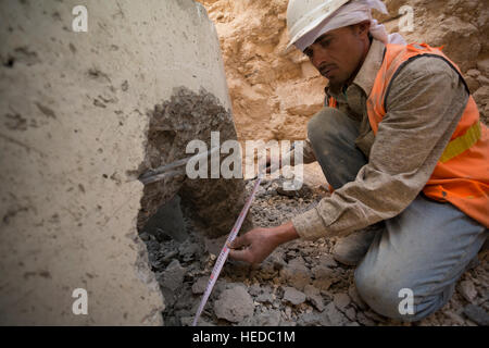 Unterstützung von Arbeitnehmern in den städtischen Wasserlinie Bau in Zarqa, Jordanien. Stockfoto