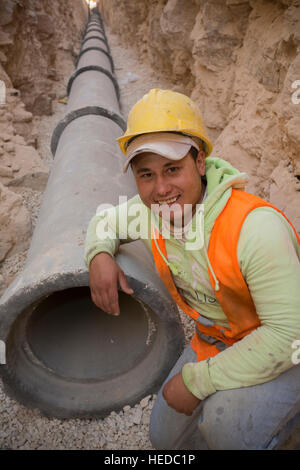 Unterstützung von Arbeitnehmern in den städtischen Wasserlinie Bau in Zarqa, Jordanien. Stockfoto