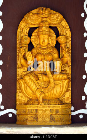 Hölzerne Statue der Hindu-Göttin Lakshmi Stockfoto