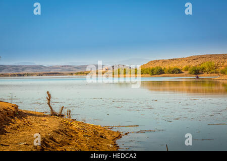 Wasserspeicher El Mansour Eddahbi in der Nähe von Ouarzazate in Marokko besteht aus mehreren verbundenen Seen. Stockfoto