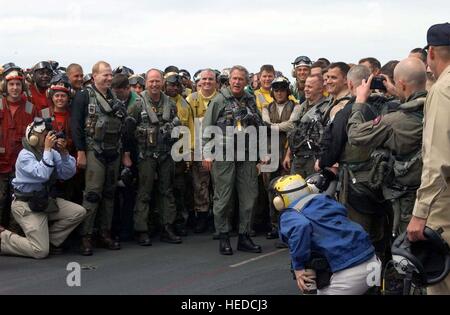 US-Präsident George W. Bush empfängt US-Segler auf dem Flugdeck an Bord der USN Nimitz-Klasse-Flugzeugträger USS Abraham Lincoln 1. Mai 2003 im Pazifischen Ozean. Stockfoto