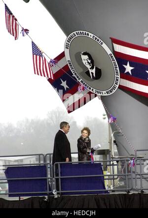 US-Präsident George W. Bush und Newport News Shipbuilding President und CEO William Frick sehen ehemalige First Lady Nancy Reagan die neue USN Nimitz-Klasse nuklear angetriebene Flugzeugträger USS Ronald Reagan bei der Einrichtung von Northrop Grumman Newport News Shipbuilding in Newport News, Virginia 4. März 2001 taufen. Stockfoto