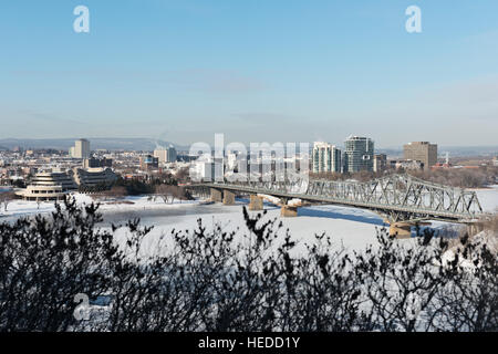 Ansicht von Gatineau und Alexandra Bridge vom Parliament Hill, Ottawa Stockfoto