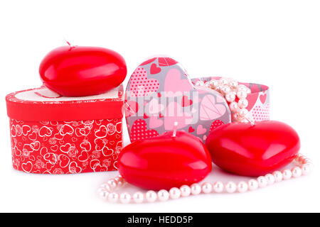Rotes Herz Kerzen, Ketten und Geschenkboxen isoliert auf weißem Hintergrund. Stockfoto