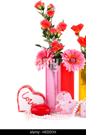 Blumen, rotes Herz Kerze, Halsketten, Geschenkboxen isoliert auf weißem Hintergrund. Stockfoto