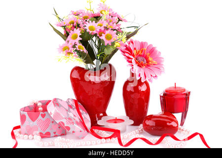 Blumen in Vasen, Glas rotes Herz, Halskette, Geschenkbox und Kerze isoliert auf weißem Hintergrund. Stockfoto