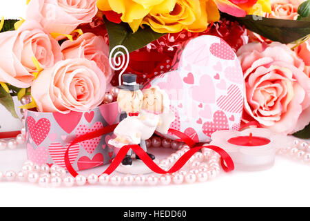 Bunte Rosen, Braut und Verlobten, Kerze und Geschenk-Box Nahaufnahme Bild. Stockfoto