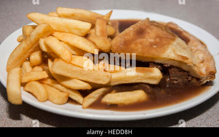 Steak Pie, Pommes und Soße Stockfoto