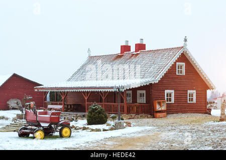 Litauische Landschaft, schneereiche Winter. Baltischen Volksarchitektur mit Holzhäusern, angelegten Park und Restaurant traditionelle litauische Küche Stockfoto