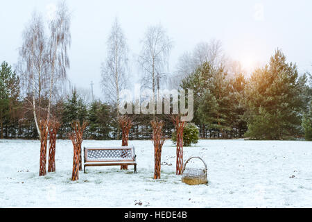 Litauische Landschaft, schneereiche Winter. Baltischen Volksarchitektur mit Landschaftspark. Am Straßenrand Sehenswürdigkeit auf der Route E77, A12. Griezpelkiai Stockfoto