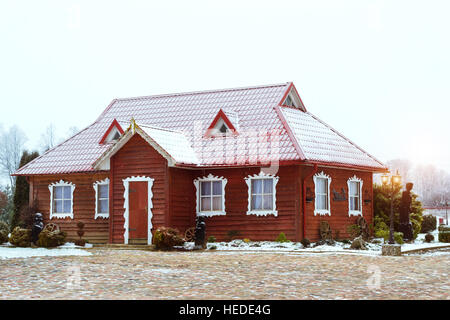 Litauische Landschaft, schneereiche Winter. Baltischen Volksarchitektur mit Holzhäusern, angelegten Park und Restaurant traditionelle litauische Küche Stockfoto