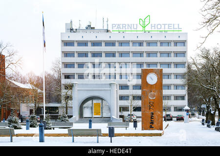 Pärnu, Estland - 10. Januar 2016: Hotel Parnu Gebäude im historischen Zentrum der baltischen Städte. Architektur des touristischen Ferienort im Winter. Schneedecke Stockfoto