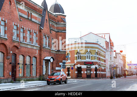 Pärnu, Estland - 10. Januar 2016: Architektonische Vielfalt im Zentrum der estnischen Kurort Pärnu. Historischen Backsteinbauten und Attraktionen. Schnee Stockfoto