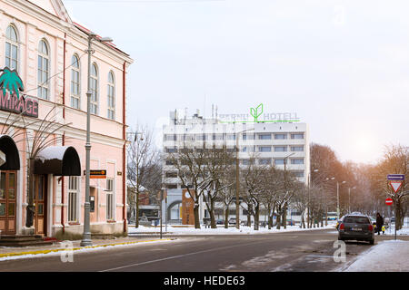 Pärnu, Estland - 10. Januar 2016: Hotel Parnu Gebäude im historischen Zentrum der baltischen Städte. Architektur des touristischen Ferienort im Winter. Schneedecke Stockfoto