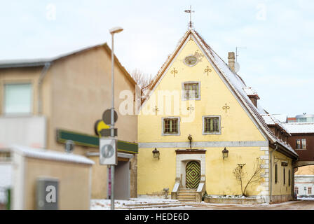 Architektonische Vielfalt im Zentrum der estnischen Kurort Pärnu. Gelb gesteinigt alte Hotel Seegi Maja. Verschneiten Straßen Stockfoto