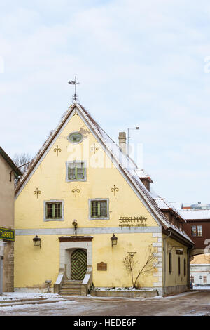 Pärnu, Estland - 10. Januar 2016: Architektonische Vielfalt im Zentrum der estnischen Kurort Pärnu. Gelb gesteinigt alte Hotel Seeg Stockfoto