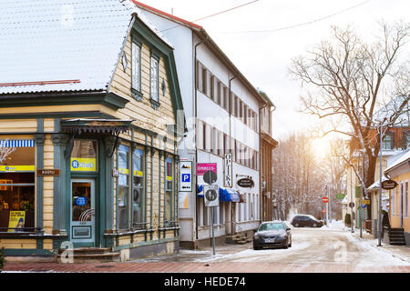 Pärnu, Estland - 10. Januar 2016: Architektonische Vielfalt im Zentrum der estnischen Kurort Pärnu. Historische Ziegel und Holzbauten und Attraktion Stockfoto