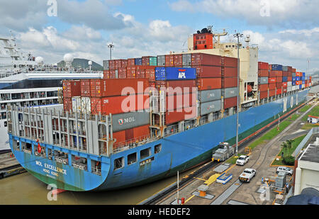 Mol Excellence Schiff im Panamakanal Miraflores Stockfoto