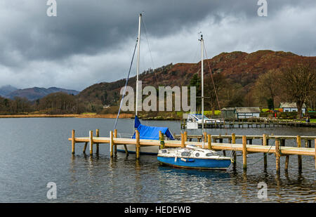 Waterhead am Ufer des Lake Windermere, in der Nähe von Ambleside, zeigt Bootsstege und Boote vertäut, im Lake District Stockfoto