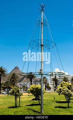 Weihnachtsbaum am Meer in Cape Town, Südafrika. Lion es Head Berg im Hintergrund. Stockfoto