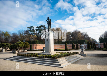 Statue in Erinnerung an Nobelpreis gewinnenden Autor und Dramatiker Jacinto Benavente, im Parque del Retiro, Madrid, Spanien. Stockfoto