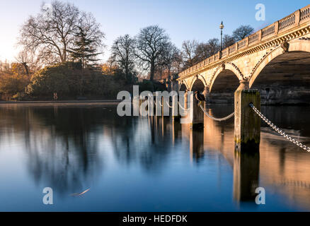 Post und Kette Zaun neben serpentine Brücke am Hyde Park, London, UK Stockfoto