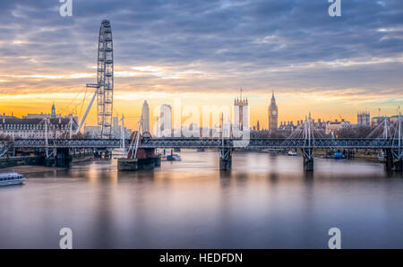 Skyline von London in Richtung Damm-Brücke und big Ben, wie gesehen von der Waterloo Bridge bei Sonnenaufgang Stockfoto