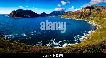 Hout Bay von Chapmans Peak Drive, eines der spektakulärsten Laufwerke in der Welt, in der Nähe von Kapstadt in Südafrika gesehen Stockfoto