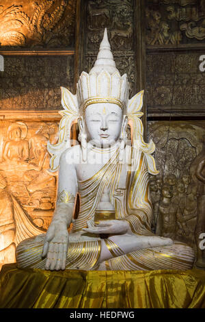 Buddhistische Statue im Gangaramaya Tempel, Colombo, Sri Lanka Stockfoto