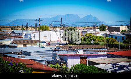 Ein Blick über die Dächer von einem Township in Kapstadt, Südafrika, Tafelberg Stockfoto