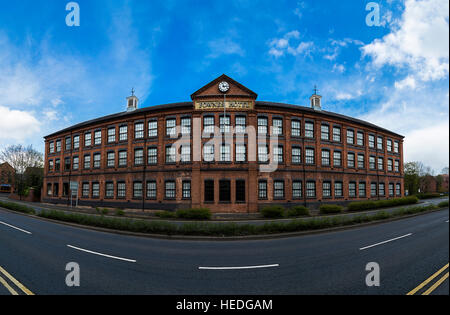 Ultra-Weitwinkel-Aufnahme des Hotel mit freie Bahn gegen blauen Himmel mit Wolken Stockfoto