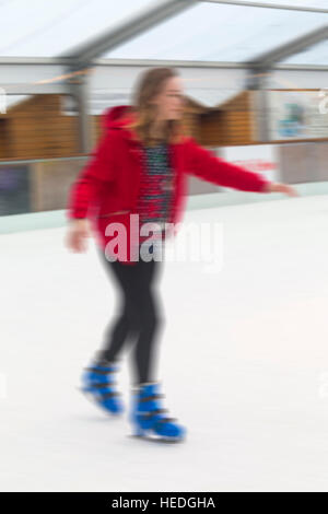 Skating Eindrücke auf der Eislaufbahn, Winchester, Hampshire UK im Dezember Stockfoto