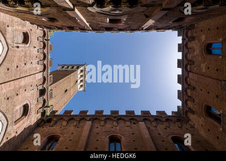 Blickte auf den Torre del Mangia aus im Inneren des Palazzo Pubblico Stockfoto