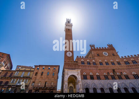 Der Palazzo Pubblico und dem Torre del Mangia, auf der Piazza del Campo entfernt Stockfoto