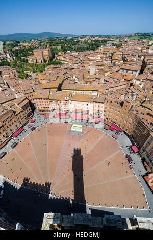 Luftaufnahme auf der Piazza del Campo und die Dächer der Stadt, vom Torre del Mangia gesehen Stockfoto