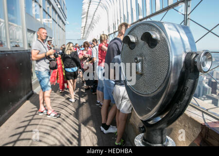 Touristen genießen die spektakuläre Aussicht von der großen Aussichtsplattform des Empire State Building. Stockfoto