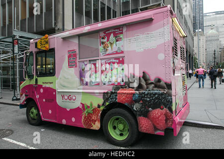 An einer Ecke der Park Avenue ist ein Yogo-LKW geparkt. Der LKW ist ein mobiler frozen Yoghurt-Shop. Stockfoto