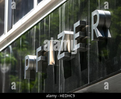 Corporate-Schriftzug auf der Außenseite des Pfizer-Hauptquartier in Manhattan. Stockfoto