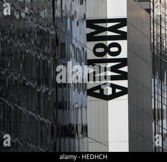 Museum für moderne Kunst singen spiegelt sich in den Fenstern des Hochhauses. Stockfoto