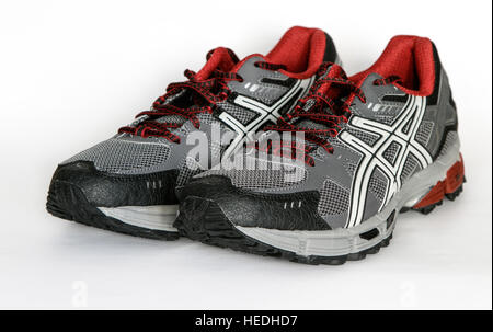 Ein paar brandneue Asics Laufschuhe isoliert auf weiss. Stockfoto