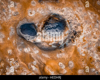 Schlammlöcher auf Namaskard geothermische Gebiet in Nordisland. Drohne-Fotografie Stockfoto