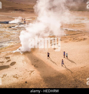 Touristen am Namaskard geothermische Gebiet in Nordisland. Drohne-Fotografie Stockfoto